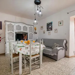 https://encantadora-casa-de-pueblo-para-8-pax-con-gran-terraza.es-andalucia.com